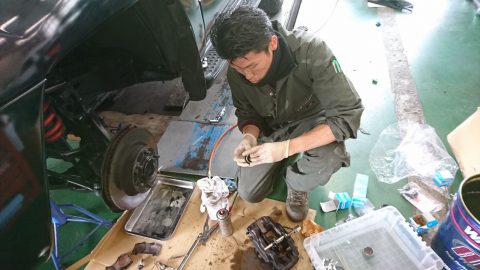 整備風景激写📷　ブレーキ固着と戦う工場長🔨🔧